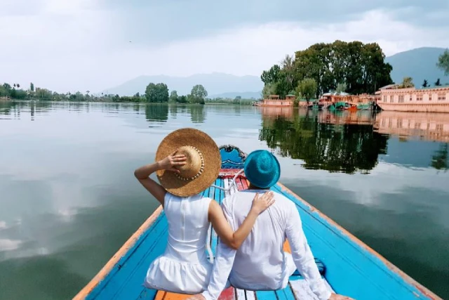 Kashmir Honeymoon Package with Pahalgam & Gulmarg